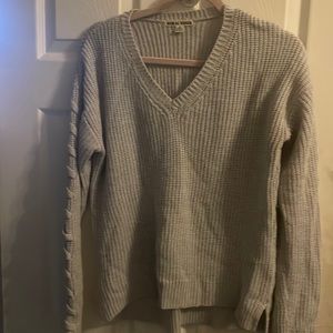 Women’s grey knitted v- neck shirt. Great for any occasion. Size X-large